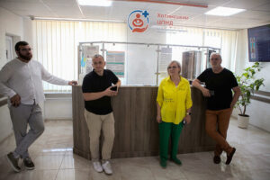 4 personnes dans l'hôpital de Khotyn, dont Jean-François DAURÉ, Maire de La Couronne et Tanya, cardiologue